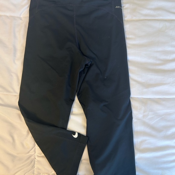 ☀️3/$25☀️ 2 Pairs of Nike Crop Dri-Fit Work Out Leggings, Size Medium - Picture 4 of 5